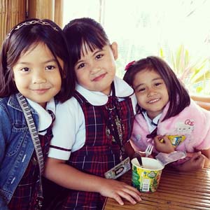 선생님과 다정하게 수업하는 우리 필리핀 영어국제학교 학생들